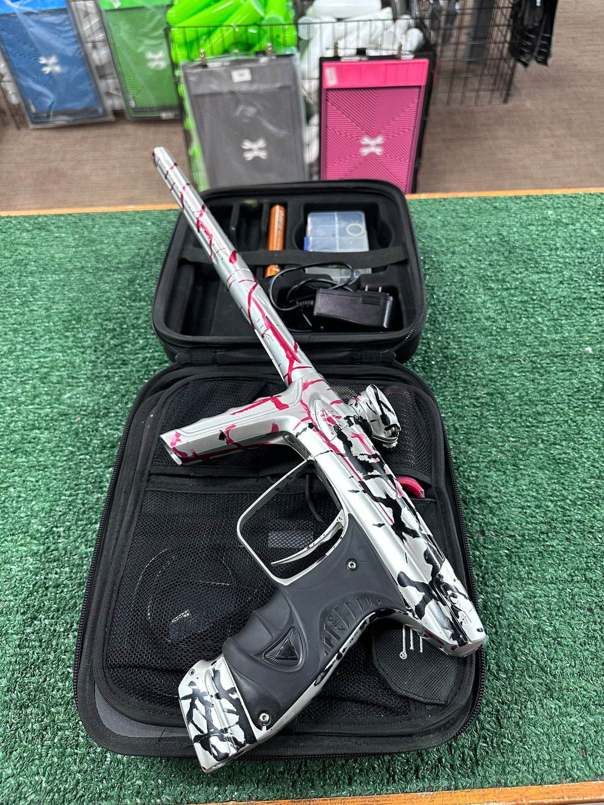 Used Luxe Ice - White/Black/Red Splash(ICE18480) 1/15